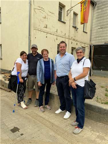 Michael Pauly, Beigeordneter im Gemeinderat in Hönningen/Ahrtal begleitete Brunhilde Geisen und Heidrun Mülhausen zu den betroffenen Familien, um das gespendete Geld persönlich zu übergeben. Foto: privat
