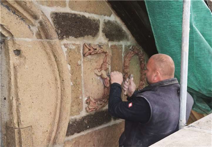 Michael Pitack bei der Restaurierungs-Arbeit an einem historischen Giebel der Grundschule Wehr aus dem Jahre 1730. Dieser wurde komplett abgebaut, zwischengelagert und wieder aufgebaut. SF