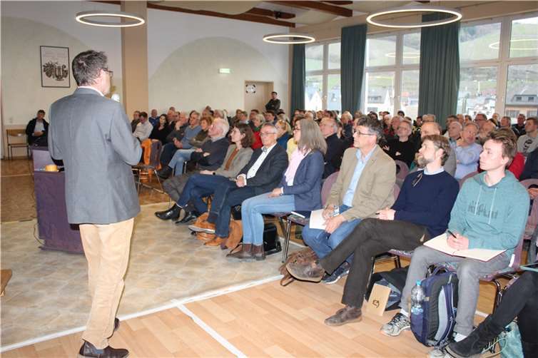 Flut: In die Wiederherstellung der Ahr kommt Bewegung Michael Probst stellte die geplanten Maßnahmen in Dernau vor. Foto: WITE