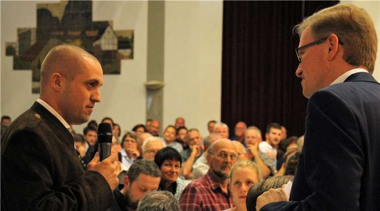 Michael Proca vom Landesjagdverband RLP e.V. riet zu Gelassenheit und betonte, dass der Wolf strengsten Schutzvorschriften unterliegt und nicht bejagt werden darf.