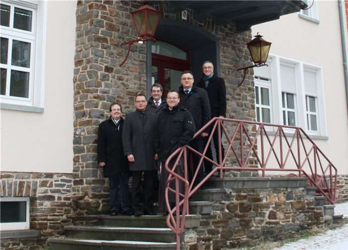 Michael Puhl, Einrichtungsleiter Kloster Ebernach, Joachim Domann, Kaufmännischer Vorstand Franziskanerbrüder vom Hl. Kreuz e.V., Bonifatius Faulhaber, Vorstandsvorsitzender Franziskanerbrüder vom Hl. Kreuz e.V., Helmut Probst, Verbandsbürgermeister Cochem, Werner Schaub, Verwaltungsleiter Kloster Ebernach und Werner Theisen, Büroleiter Verbandsgemeindeverwaltung Cochem (von links) freuen sich über den Verkauf des ehemaligen Rathauses in Treis an Kloster Ebernach.Kloster Ebernach