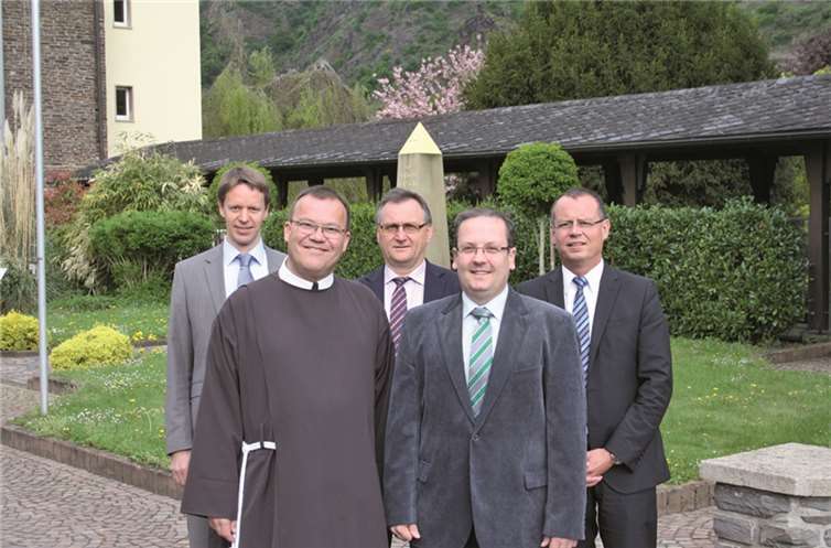 Michael Puhl (vorne re.) wird von Bruder Bonifatius Faulhaber sowie Dr. Matthias Bussmann, Werner Schaub und Joachim Domann (hintere Reihe, v. li.) herzlich als neuer Einrichtungsleiter begrüßt. privat