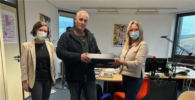 Michael Quirmbach (Mitte) aus Ahrweiler hatte die Idee zum „offenen Ohr“. Siglinde Hornbach-Beckers, Fachbereichsleiterin Soziales (re.), und Amrei Neißner, Projektkoordinatorin, bedankten sich mit einem kleinen Präsent beim Namensgeber. Foto: Kreisverwaltung Ahrweiler