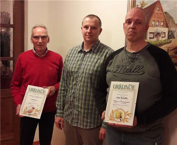 Michael Reiländer ehrt Wilfried Kern und Uwe Scheffe. Foto: privat