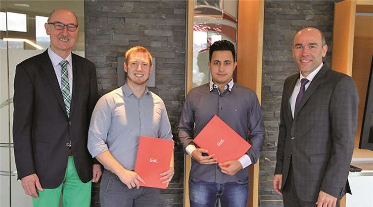 Michael Rennenberg (2.v.l.) und Sedat Ücdal (2.v.r.) freuten sich gemeinsam mit OStD Hans-Werner Rieck (l.) über die Förderpreise der JUGENDSTIFTUNG aus den Händen von Guido Mombauer. privat