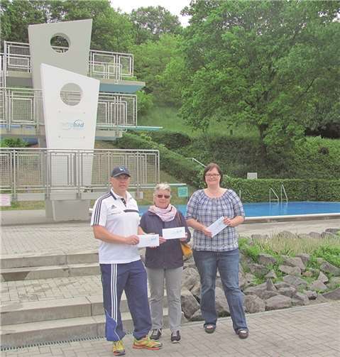 Michael Reuter überreichte die Freikarten an Brunhilde Weiss und Britta Rinke.privat