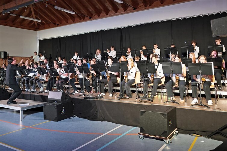 Michael Rodarius in seinem Element, mitreißend, schwungvoll dirigierte er beim Bigband-Meeting