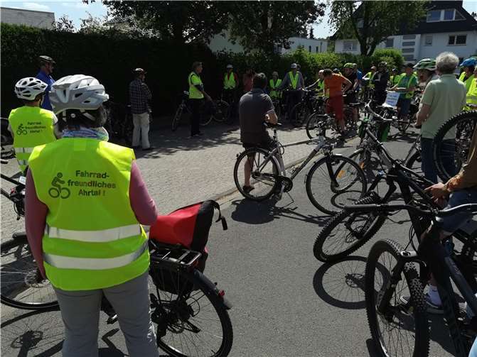 Michael Rönneper begrüßte die Demoradler auf dem Parkplatz des Rhein-Gymnasiums im Dreifaltigkeitsweg. Foto: BL