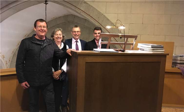 Michael Rothbrust (l.) und Tobias Heuft (r.) vom Kirchengemeinderat sowie Organist Claus Heuft bedankten sich bei der Fördervereinsvorsitzenden Monika Bühler für die großzügige Unterstützung. Foto: privat