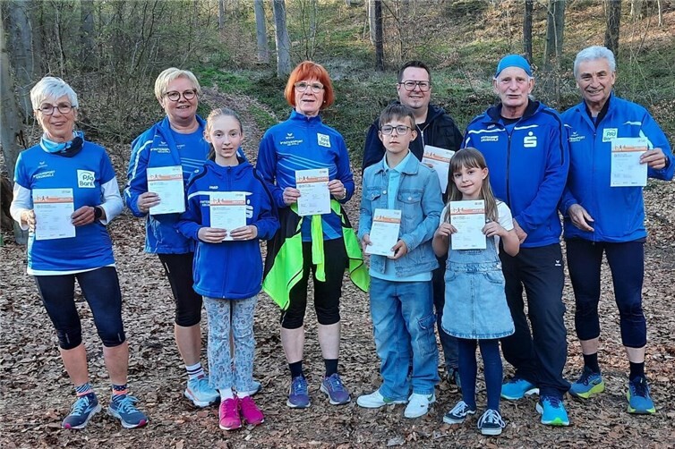 Michael Rüb (2. von rechts) überreichte die Urkunden des Deutschen Sportabzeichens an die erfolgreichen Teilnehmer. 