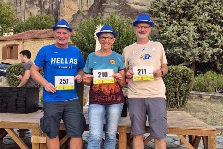 Atemberaubende Kulisse und sportliche Herausforderungen bei den schwebenden Klöster von Meteora  Michael Rüb, Christiane Münzel und Daniel Breslauer hielten Startnummer voller Vorfreude auf den spektakulären Lauf durchs UNESCO-Welterbestätte Meteora in die Kammera. Foto: Damiano Pörtner