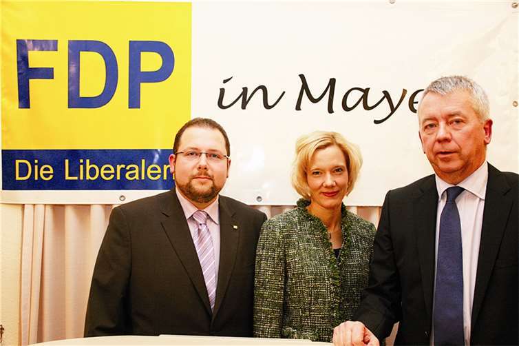 Direktkandidat Michael Salzmann stellte sich vor Michael Salzmann (l.) kämpft für die Liberalen im Wahlkreis 199, in dem auch die Stadt Mayen liegt, um das Direktmandat bei der bevorstehenden Bundestagswahl. Die Unterstützung der stellvertretenden FDP-Bezirksvorsitzenden Pia Finken und des Stadtverbandsvorsitzenden Ekkehard Raab ist dem Kandidaten sicher. WE