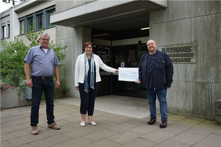 Michael Schäfer, Präsident der KG Buschhoven und Joachim Heinen, Pressesprecher der Karnevalsgesellschaft überreichten Bürgermeisterin Petra Kalkbrenner symbolisch einen Spendencheck.Foto: Gemeinde Swisttal