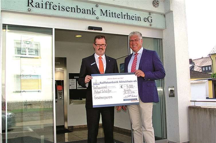Michael Schäfer freut sich über sein Gewinnsparglück zu dem Dietmar Kalt von der Raiffeisenbank Mittelrhein eG gratulierte. privat