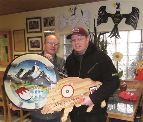 Michael Schenk (Hauptmann,l.) und Günter Jakob (Sieger Pistole und Gewehr, r.). privat
