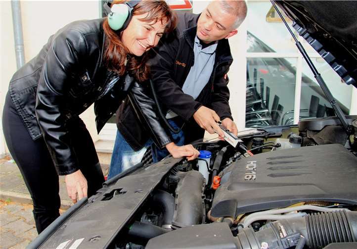 Michael Schmutzenhofer demonstriert Mechthild Heil den Einsatz seiner Ultraschalltechnik. privat