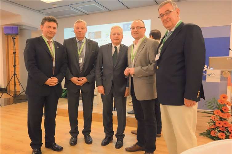 Michael Schneider (2.v.r), Kommunalpolitiker aus Grafschaft, Paul Gieler (r.), Weinexperte aus dem Ahrtal und Dr. Alois Splonskowski (2.v.l.), Geschäftsführer der der Raiffeisenhandelsgesellschaft Rhein-Ahr-Eifel zu Gast in Griechenland. privat