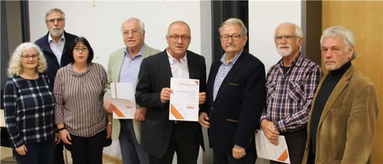 Michael Schneider (4. v. r.) zeichnete langjährige Mitglieder aus, darunter das Grafschafter CDU-Urgestein Toni Palm (3. v. r.). Foto: privat