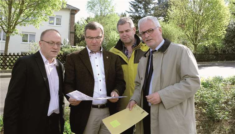 Michael Schneider, Horst Gies, Andreas Doll und Detlef Koch am Standort der neuen Haltestelle. privat