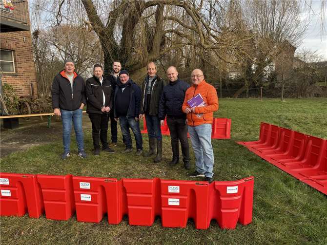 Michael Schneider, Maik Hintze, Dr. Franz Josef Schneider und Marco Böhm von der CDU-Grafschaft bei einer Präsentation zu Hochwasserschutz und Starkregenvorsorge.  Foto: Michael Schneider