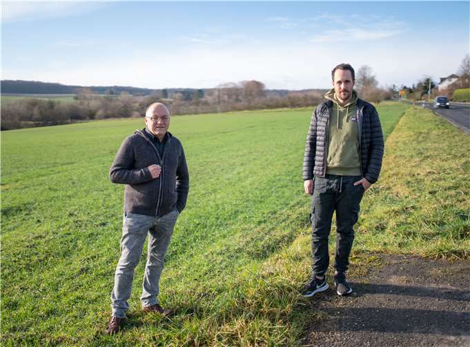 Michael Schneider (l.) und Marcel Werner am vorgesehenen Standort für `Wohnen im Alter` in Grafschaft-Ringen. Foto: privat