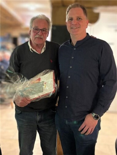 Michael Schneider (links) und Jörg Klapdohr nach der offiziellen Verabschiedung und der Geschenkübergabe.  Foto: Anja Allgeier