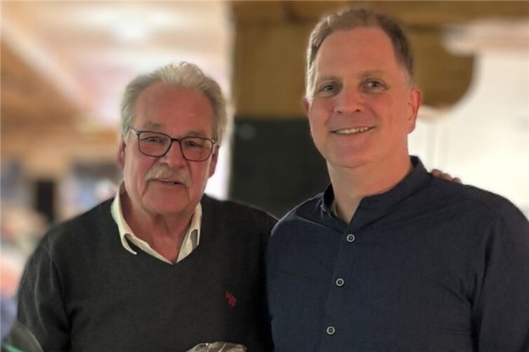 Michael Schneider (links) und Jörg Klapdohr nach der offiziellen Verabschiedung und der Geschenkübergabe.  Foto: Anja Allgeier