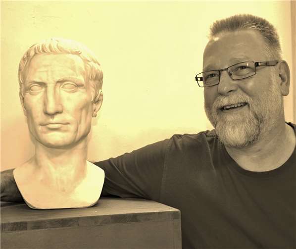 Michael Schneider möchte seinen Zuhörern die römische Geschichte und ihren Bezug zur hiesigen Region nahebringen. privat