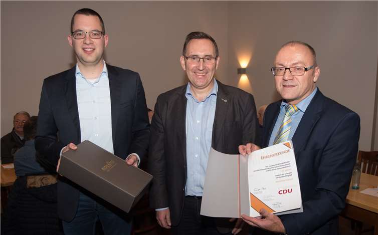 Michael Schneider (re.) und Roland Schaaf (li.) ehrten Matthias Häckel für 25-jährige Zugehörigkeit zur CDU.Privat