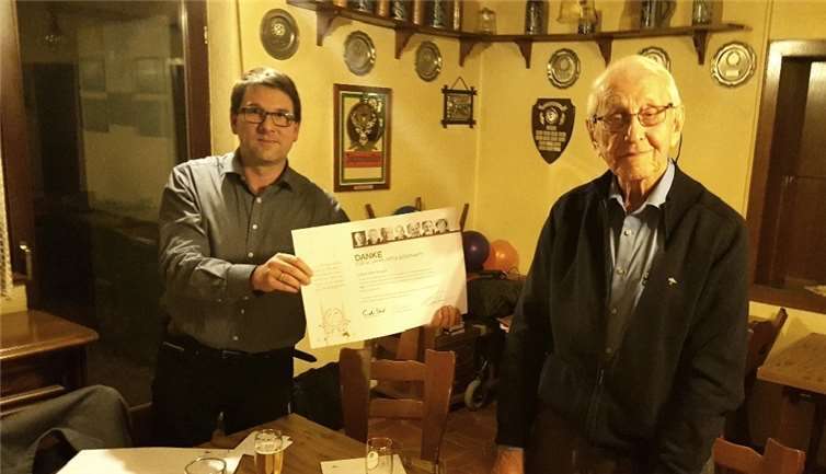 Michael Schneider überreichte die Ehrenurkunde für 65-jährige Mitgliedschaft an Josef Krupp.privat