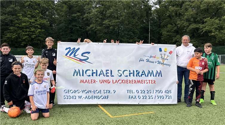 Michael Schramms Sohn präsentierte gemeinsam mit seinen Mannschaftskameraden das Banner seines Vaters.  Foto: SVA