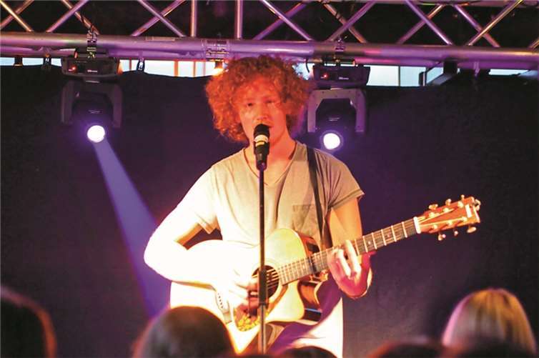 Michael Schulte bei seinem Konzert in Kobern-Gondorf. Gabriele Schammler