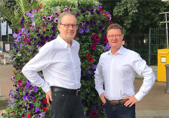 Michael Schwede (l.), unterlegener Kandidat der SPD, spricht sich für Richard Lindner als Ortsvorsteher aus. Foto: privat