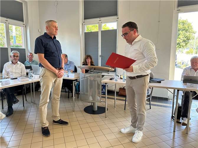 Michael Schweikert bei der Ernennung durch Bürgermeister Marcel Caspers.  Foto: ROB
