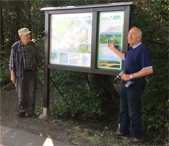 Michael Sebastian und Ernst Picard installierten die neue Infotafel. Foto: Ursula Botthof-Speiser