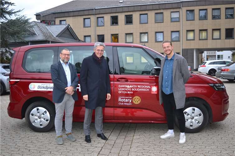 Michael Sexauer (Präsident Rotary Club Mayen) und Past-Präsident Karl-Josef Esch und Caritas-Mitarbeiter Niklas Sebastian bei der Übergabe des Beratungsbusses in Mayen.  Foto: privat