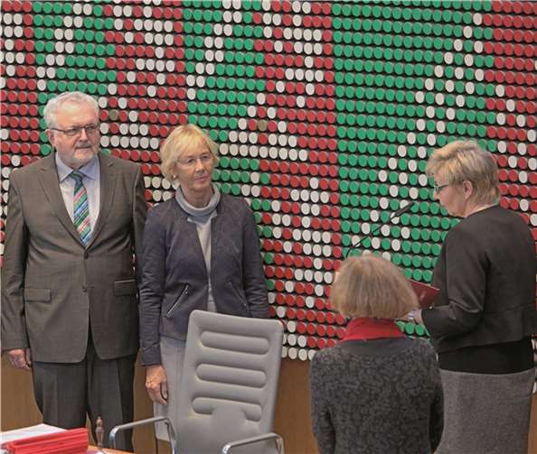 Michael Solf im Düsseldorfer Landtag verpflichtet Michael Solf (li.) wurde im Landtag als Abgeordneter verpflichtet - der Siegburger rückt über die Landesliste für den neuen Essener OB Thomas Kufen nach.