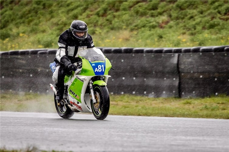 Michael Spengler mit seiner Kawasaki KR1S bei der Deutschen Historischen Motorradmeisterschaft in Oschersleben. 