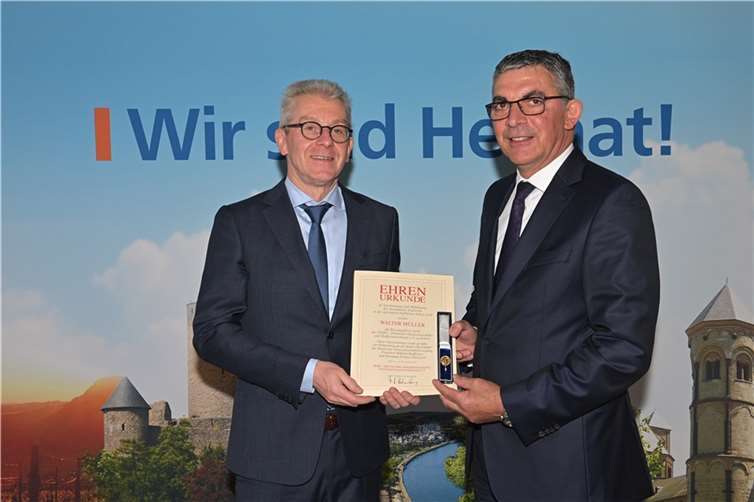 Vorstand Walter Müller nach mehr als 46 Jahren Tätigkeit für die Volksbank in Koblenz in den Ruhestand verabschiedet Michael Speth, Vorstandsmitglied der DZ BANK AG (links), überreichte Walter Müller die Goldene Ehrennadel des Deutschen Genossenschafts- und Raiffeisenverbandes für sein persönliches Engagement für das Genossenschaftswesen.