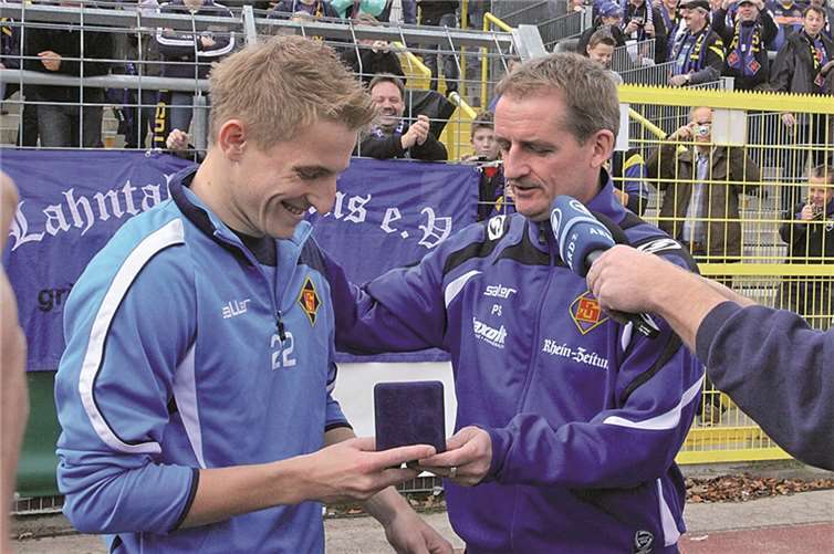 Michael Stahl, hier erhält er gerade die Medaille der ARD-Sportschau, ist der letzte Akteur der unter Petrik Sander in dessen ersten Ära aktiv war und auch seinen größten sportlichen Erfolg feierte. Stahl schoss 2010 gegen Hertha BSC das Tor des Jahres. -TH-