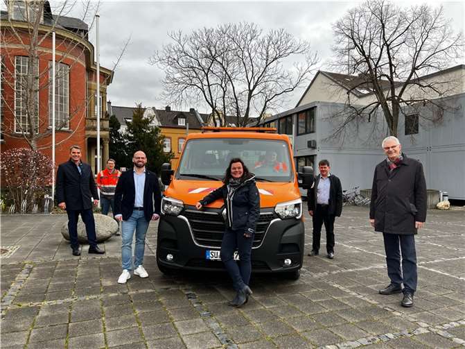 Michael Stangel, Regionenleiter Kommunales Partnermanagement der Westenergie AG (links) und Lydia Bauer, Kommunalbetreuerin der Westenergie, übergeben das Fahrzeug an Bürgermeister Ludger Banken (rechts) und Mitarbeiter des städtischen Betriebshofs. Foto: Stadt Rheinbach