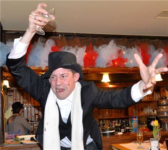 Ausgelassene Stimmung beim 371. Gelog der Traditionsgemeinschaft  Michael Steil glänzte mit seiner Aufführung als Hundertjähriger. Foto: K.P. Schmelzeisen