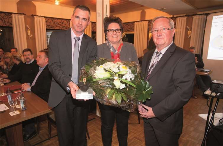 Michael Sterr (l.) übergibt den Pokal an Heike Schmitz. Die Laudatio hielt Rainer Dillenberger.