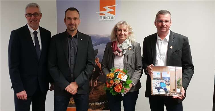 Michael Sterr (rechts, mit seiner Frau Barbara) wird seine Tätigkeit als Traumpfade-Wegemanager zum Montag, 31. Dezember, aufgeben. Matthias Irle (2. von links) wird nachfolgen. REMET-Geschäftsführer Henning Schröder (links) moderierte die Übergabe des Staffelstabes. Privat