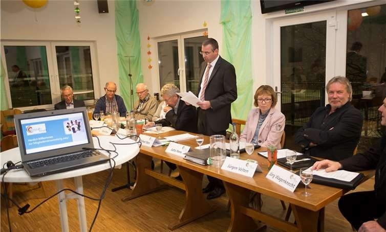 Michael Sterr (stehend) trägt den Rechenschaftsbericht vor.