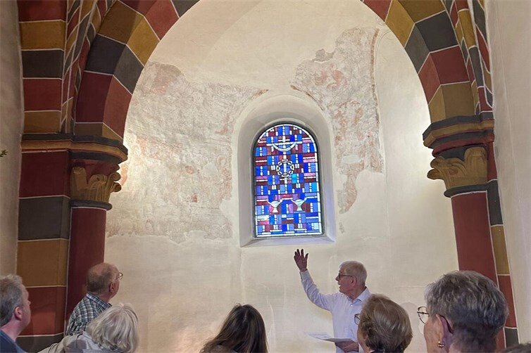Michael Syré bietet bereits samstags Führungen in der Kirche St. Medard an.
