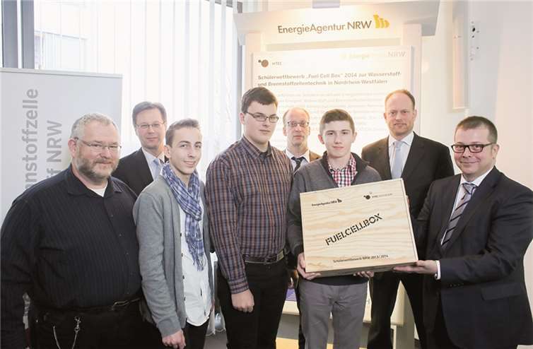Michael Theben (MKULNV), Leif-Eric Schulte (TÜV NORD), Ake Johnsen (h-tec), Dr. Thomas Kattenstein (EnergieAgentur.NRW), Theodor Heuss Realschule, Meckenheim, mit Philip Kucera, Fabian Jurischka, Paul Choromanski und Technik-Lehrer Helmut Kyri bei der Preisübergabe. www.eventfotograf.in