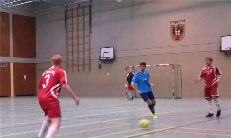 Michael Thelen (blaues Trikot) war zweifacher Torschütze der SG Bremm.LS