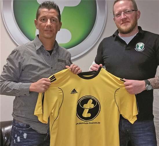 Michael Thönnes überreichte die neuen Trikots an Sascha Sieburger. Privat