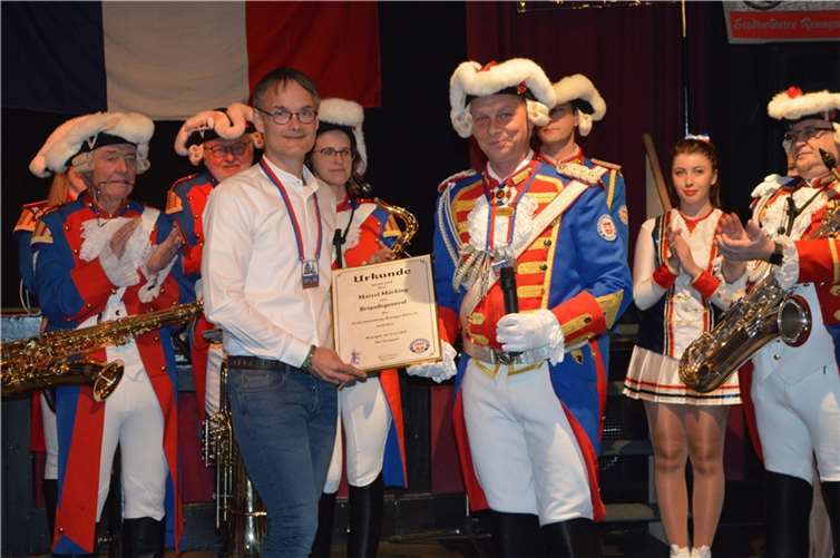 Michael Tillmann(r.) wurde zum Kommandanten und Marcel Möcking zum Brigadegeneral ernannt. Foto: AB